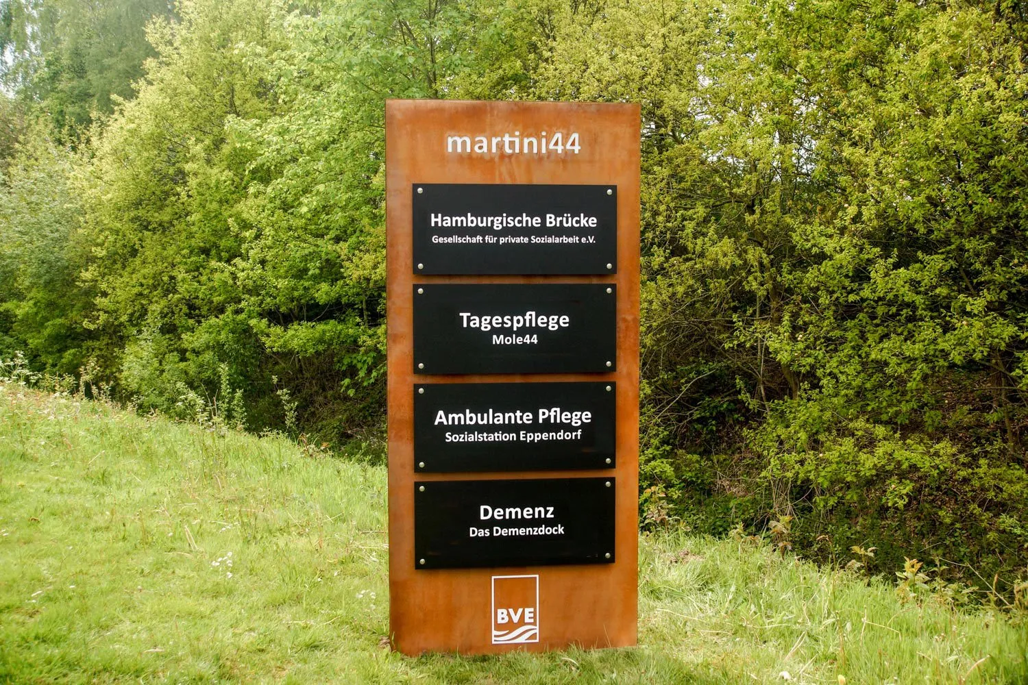 Werbepylon in Rostoptik